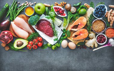 Dengeli beslenme gıda arka plan. Organik Gıda sağlıklı beslenme, superfoods, et, balık, baklagiller, fındık, tohumlar ve Yeşiller 