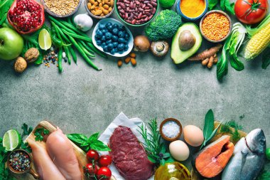 Dengeli beslenme gıda arka plan. Organik Gıda sağlıklı beslenme, superfoods, et, balık, baklagiller, fındık, tohumlar ve Yeşiller 