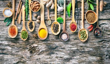 Renkli aromatik çeşitli otlar ve baharatlar eski ahşap tahta üzerinde yemek pişirmek için 