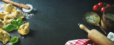 Ev yapımı ravioli ile ıspanak ve ricotta koyu arka planda, üstten görünüm