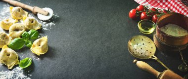 Ev yapımı ravioli ile ıspanak ve ricotta koyu arka planda, üstten görünüm