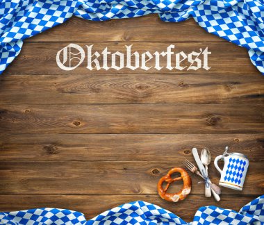 Bavyera beyaz ve mavi kumaş, gümüş, bira stein ve çubuk kraker Oktoberfest için rustik arka plan