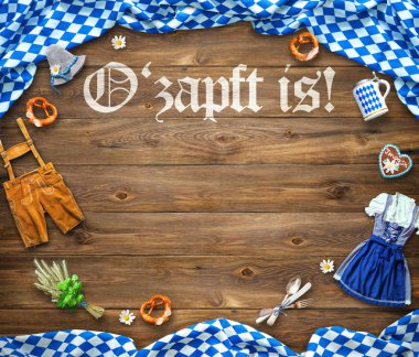 Oktoberfest için rustik arka plan beyaz ve mavi kumaş, Bavyera giysi, zencefilli, bira stein ve çubuk kraker ile