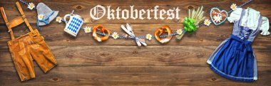 Oktoberfest için rustik arka plan beyaz ve mavi kumaş, Bavyera giysi, zencefilli, bira stein ve çubuk kraker ile