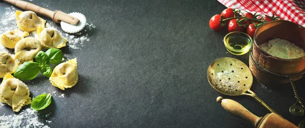 Hausgemachte Ravioli Mit Spinat Und Ricotta Auf Dunklem Hintergrund Draufsicht — Stockfoto