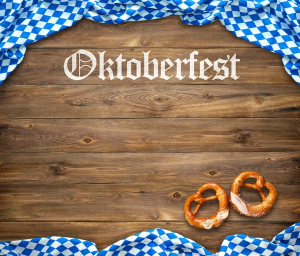 Rustikaler Hintergrund Für Oktoberfest Mit Bayerisch Weißem Stoff Und Brezel — Stockfoto