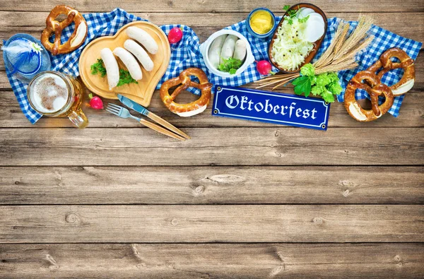 Bayerische Weißwürste Mit Brezeln Süßem Senf Und Bierkrug Auf Rustikalem — Stockfoto