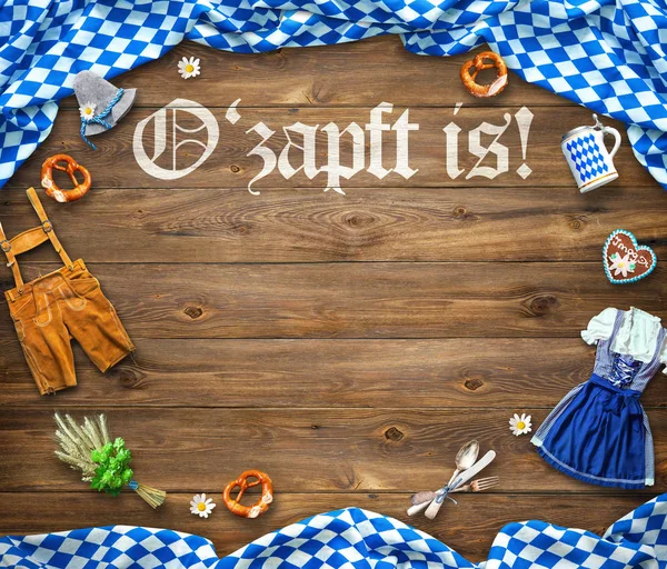 Fundo Rústico Para Oktoberfest Com Tecido Branco Azul Roupas Baviera — Fotografia de Stock