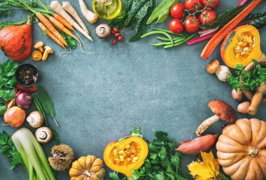 Organik sonbahar meyve ve sebze rustik ahşap masa seçimi ile sağlıklı veya vejetaryen beslenme kavramı