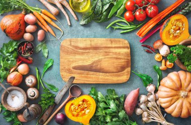 Organik sonbahar meyve ve sebze rustik ahşap masa seçimi ile sağlıklı veya vejetaryen beslenme kavramı