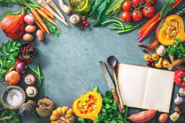 Organik sonbahar meyve ve sebze rustik ahşap masa seçimi ile sağlıklı veya vejetaryen beslenme kavramı