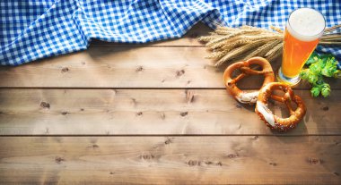 Oktoberfest arka plan ile Bavyera bayrak, bira cam ve simit rustik ahşap tablo