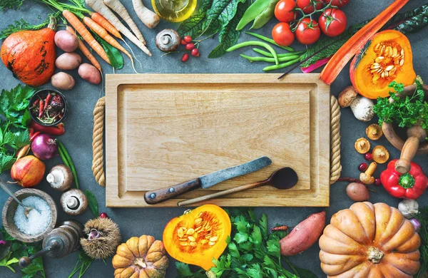 在乡土木桌上选择有机秋季果蔬的健康素食观 — 图库照片