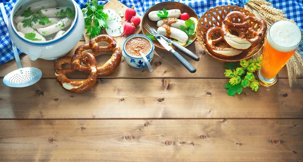 巴伐利亚香肠与椒盐脆饼 甜芥末和啤酒在质朴的木桌上 啤酒节菜单 — 图库照片