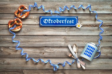 Oktoberfest için rustik artalanla Bavyera beyaz ve Mavi Flama, simit, bier stein ve gümüş eşyalar