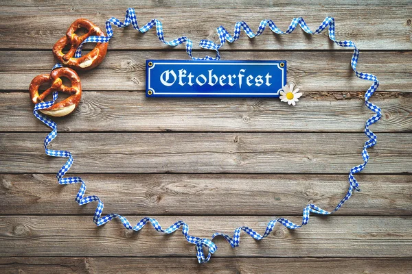 Fondo Rustico Oktoberfest Con Streamer Bavarese Bianco Blu Pretzel — Foto Stock