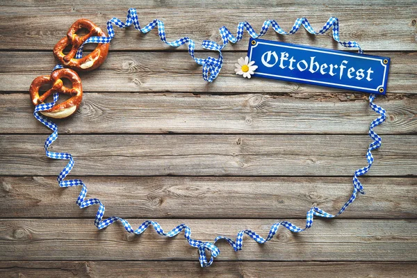 Fondo Rustico Oktoberfest Con Streamer Bavarese Bianco Blu Pretzel — Foto Stock