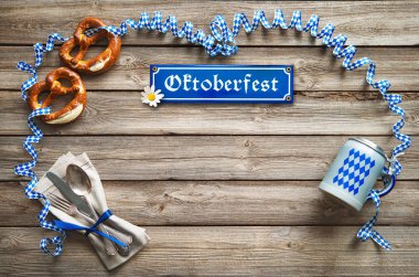 Oktoberfest için rustik artalanla Bavyera beyaz ve Mavi Flama, simit, bier stein ve gümüş eşyalar