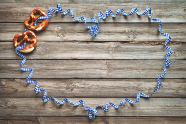 Rustik ve arka plan için Oktoberfest Bavyera beyaz ve Mavi Flama simit