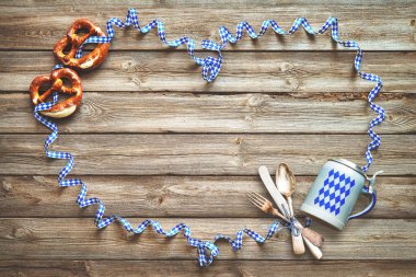 Oktoberfest için rustik artalanla Bavyera beyaz ve Mavi Flama, simit, bier stein ve gümüş eşyalar