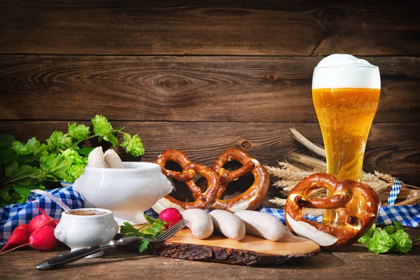 Saucisses Bavaroises Avec Bretzels Moutarde Douce Bière Sur Table Rustique — Photo