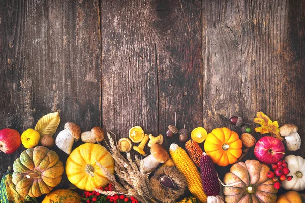 Vendemmia Ringraziamento Sfondo Con Frutta Autunnale Zucche Tavolo Legno Rustico — Foto Stock