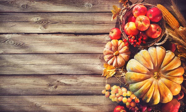 Thanksgiving Background Pumpkins Corn Cobs Fruits Wheat Falling Leaves Rustic — Stock Photo, Image