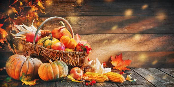 Thanksgiving Pumpor Med Frukter Och Fallande Löv Rustika Träbord — Stockfoto