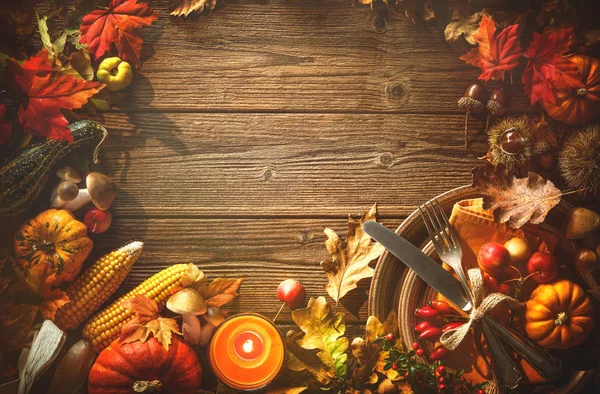 落ち葉 ビンテージの場所の設定 古い木製のテーブルの非常に熱い蝋燭と果物から秋の背景 感謝祭の日の概念 — ストック写真