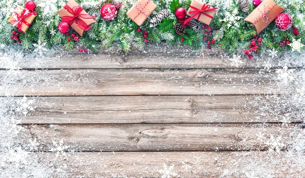 Weihnachten Hintergrund Mit Dekorationen Und Geschenkschachteln Auf Holzbrett — Stockfoto