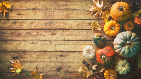 Hálaadás Sütőtök Gyümölcsök Hulló Levelek Rusztikus Fából Készült Asztal — Stock Fotó