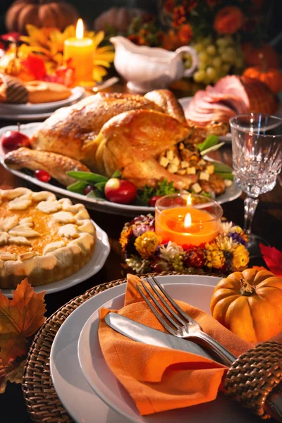 Thanksgiving Middag Rostad Kalkon Garnerad Med Tranbär Ett Rustikt Bord — Stockfoto