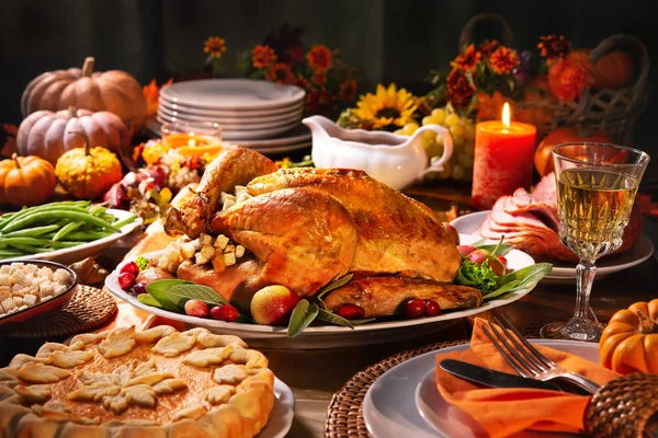 Dîner Thanksgiving Dinde Rôtie Garnie Canneberges Sur Une Table Style — Photo