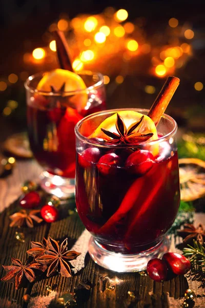 Vin Rouge Chaud Noël Avec Épices Fruits Sur Une Table — Photo