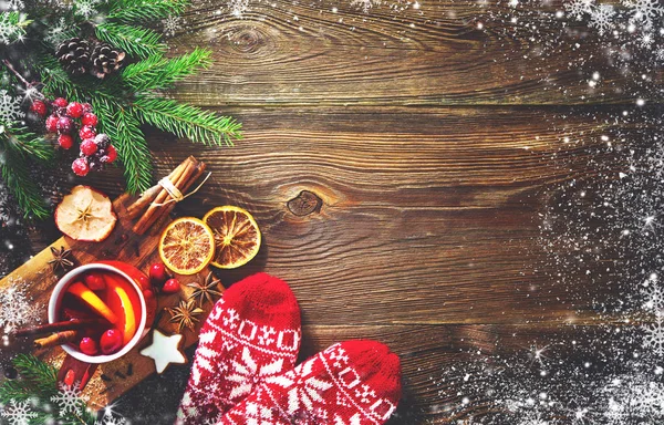 Vino Tinto Caliente Navidad Con Especias Frutas Una Mesa Rústica — Foto de Stock