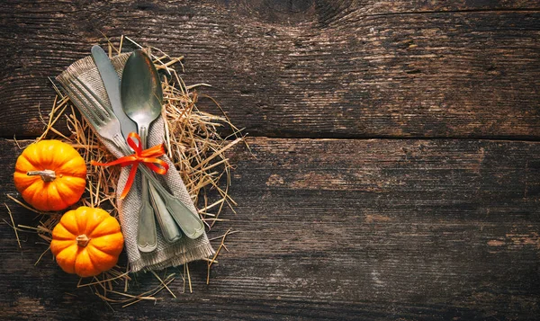 カボチャと古い木のテーブルにセッティングのヴィンテージと小麦から秋の背景 感謝祭の日の概念 — ストック写真