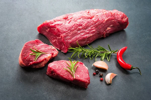 Taze Çiğ Biftek Tüm Parça Bonfile Biftek Baharat Koyu Arka — Stok fotoğraf