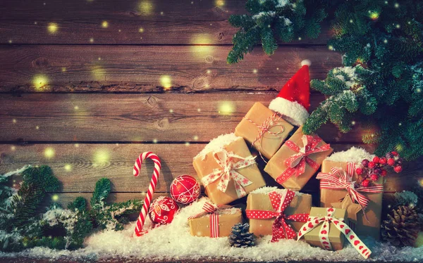 Weihnachten Hintergrund Mit Dekorationen Und Geschenkschachteln Auf Holzbrett — Stockfoto