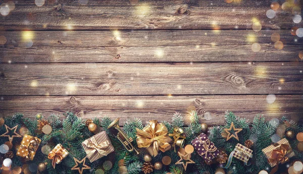 Weihnachten Hintergrund Mit Dekorationen Und Geschenkschachteln Auf Holzbrett — Stockfoto