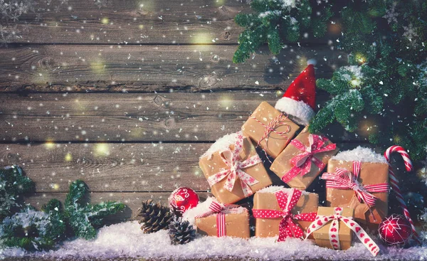 Weihnachten Hintergrund Mit Dekorationen Und Geschenkschachteln Auf Holzbrett — Stockfoto