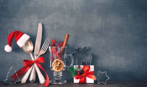 Rustikaler Hintergrund Für Weihnachtsessen Mit Besteck Geschenkbox Und Weihnachtsmütze — Stockfoto