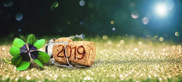 Yeni Yılınız Kutlu Olsun Dört Yapraklı Yonca Şampanya Mantar Tebrik — Stok fotoğraf