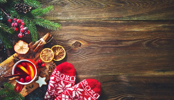 Julglögg Rött Vin Med Kryddor Och Frukter Ett Rustikt Träbord — Stockfoto