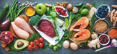 Dengeli beslenme gıda arka plan. Organik Gıda sağlıklı beslenme, superfoods, et, balık, baklagiller, fındık, tohumlar ve Yeşiller 