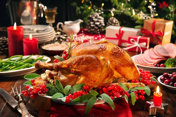 Cena Pavo Navidad Pavo Horno Adornado Con Bayas Rojas Hojas — Foto de Stock