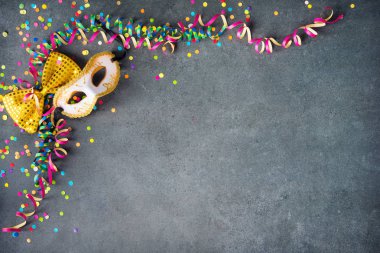 Renkli karnaval, maskeler, flamalar, şeker, konfeti ile Festivali veya Doğum günü arka plan ve diğer parti öğeleri