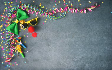 Renkli karnaval, maskeler, flamalar, şeker, konfeti ile Festivali veya Doğum günü arka plan ve diğer parti öğeleri