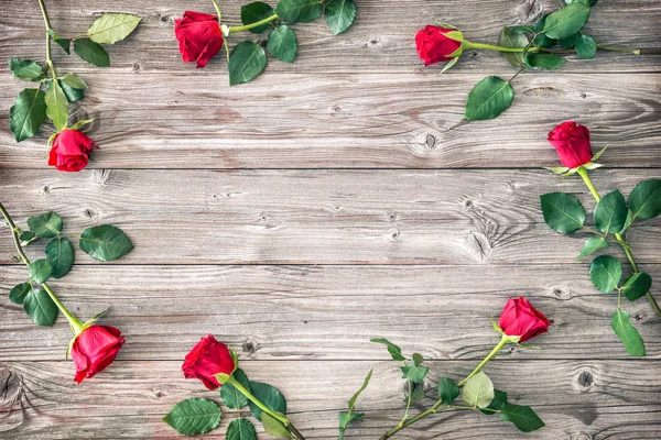 Τριαντάφυλλα Ξύλινη Σανίδα Φόντο Ημέρα Του Αγίου Βαλεντίνου — Φωτογραφία Αρχείου