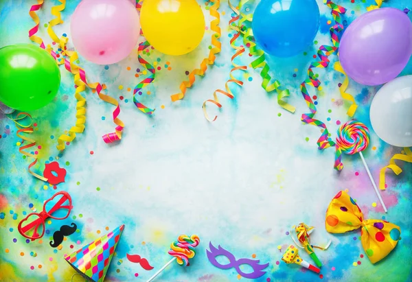 Luftballons Geschenkschachteln Konfetti Süßigkeiten Fliege Sonnenbrille Und Luftschlangen Auf Buntem — Stockfoto