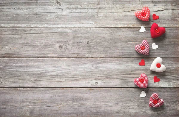 Valentinky Den Pozadí Ručně Vyráběné Textilní Srdce Nad Dřevěný Stůl — Stock fotografie